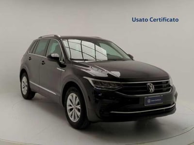 Volkswagen Tiguan 2.0 TDI 150 CV SCR DSG 4MOTION Life del 2023 usata a Pratola Serra