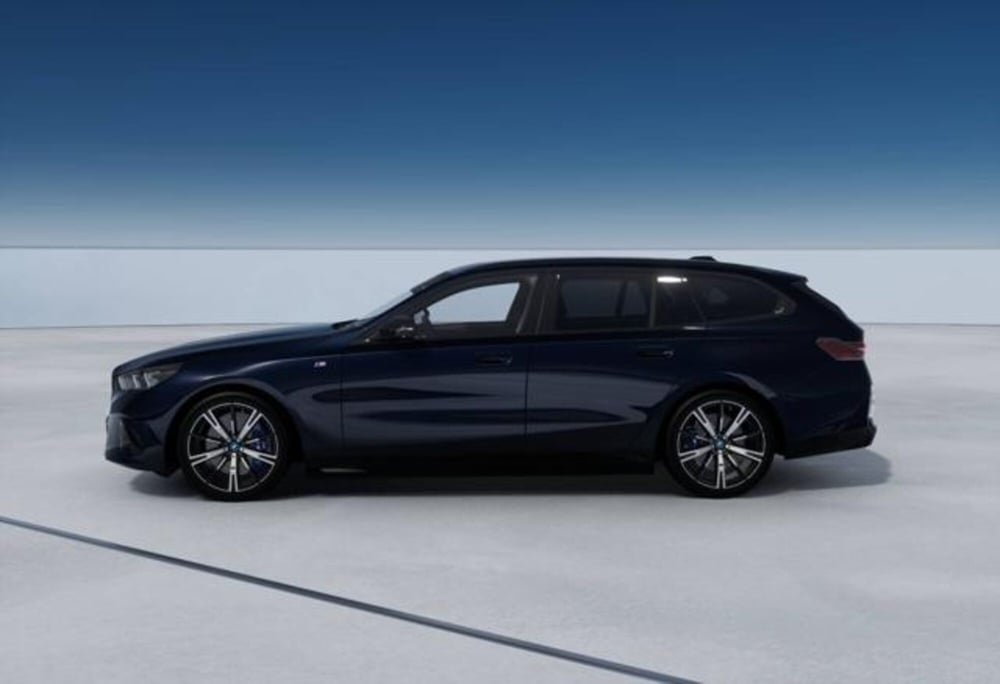 BMW i5 Touring nuova a Modena (4)