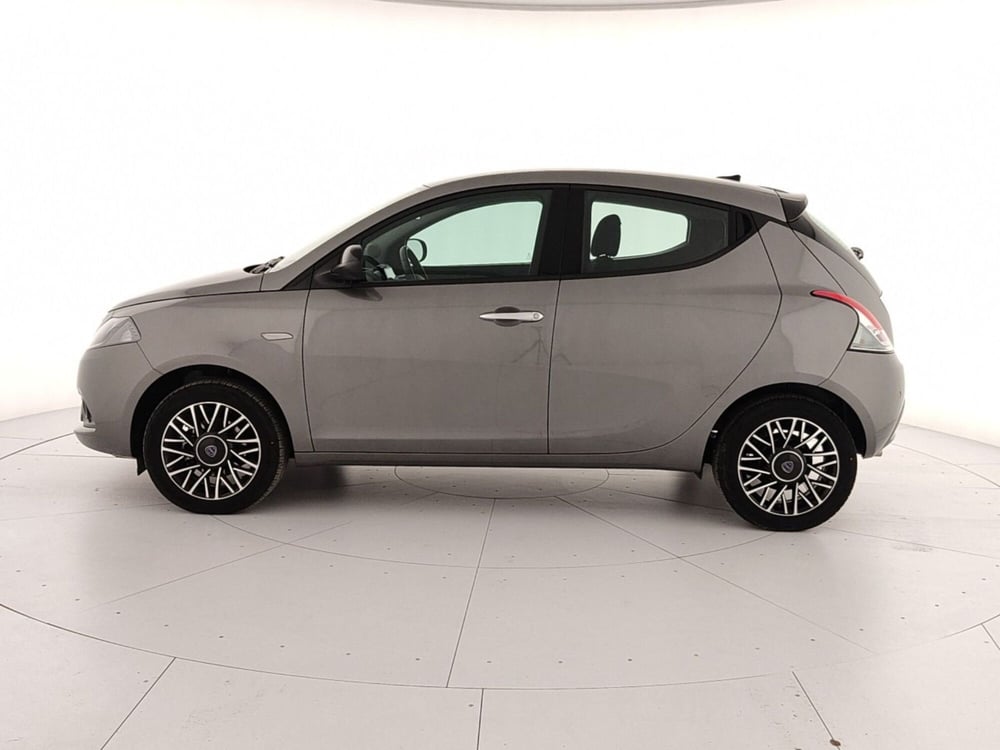 Lancia Ypsilon usata a Caserta (8)