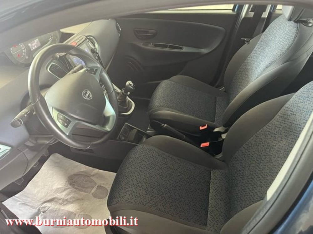 Lancia Ypsilon usata a Milano (8)