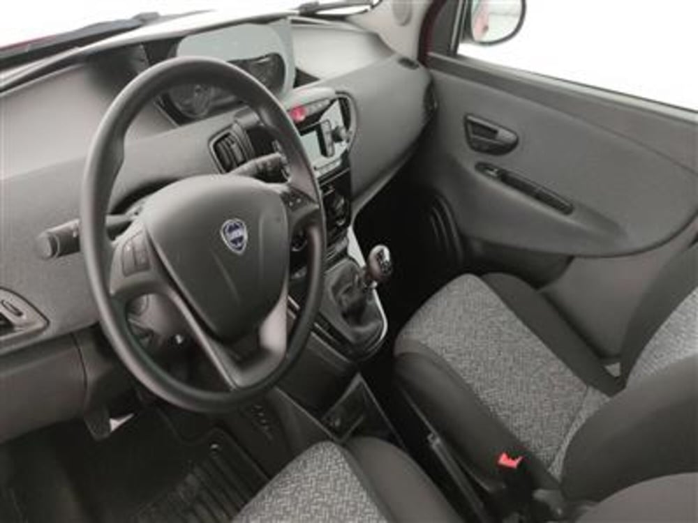 Lancia Ypsilon usata a Bari (14)