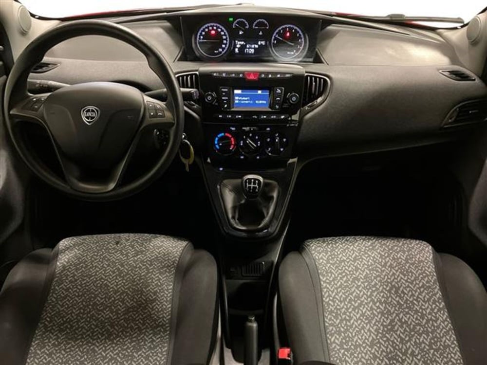 Lancia Ypsilon usata a Como (7)