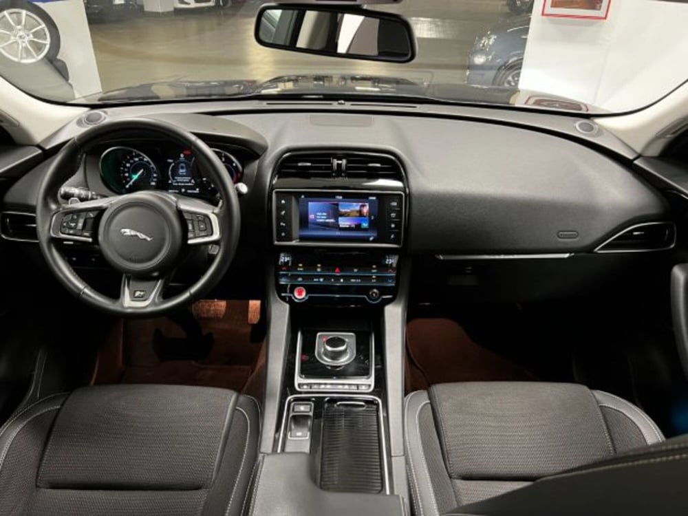 Jaguar F-Pace usata a Brescia (9)