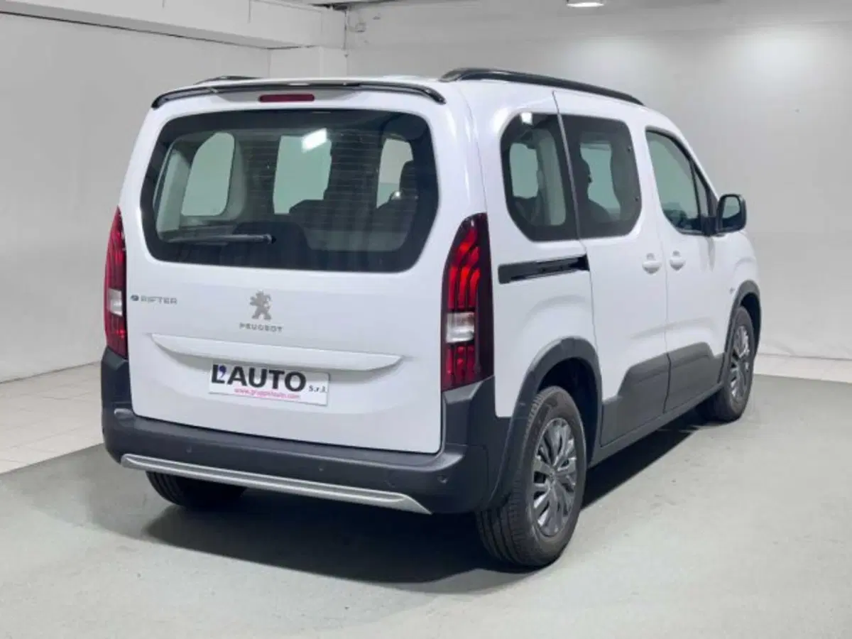 Peugeot e-Rifter nuova a Sondrio (5)