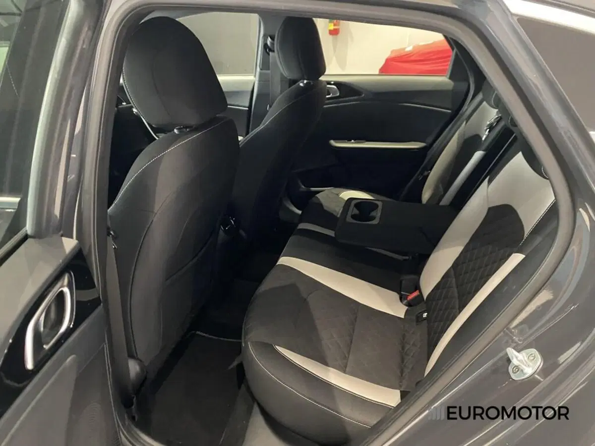 Kia ProCeed usata a Bari (15)