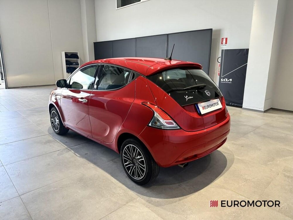 Lancia Ypsilon usata a Bari (7)