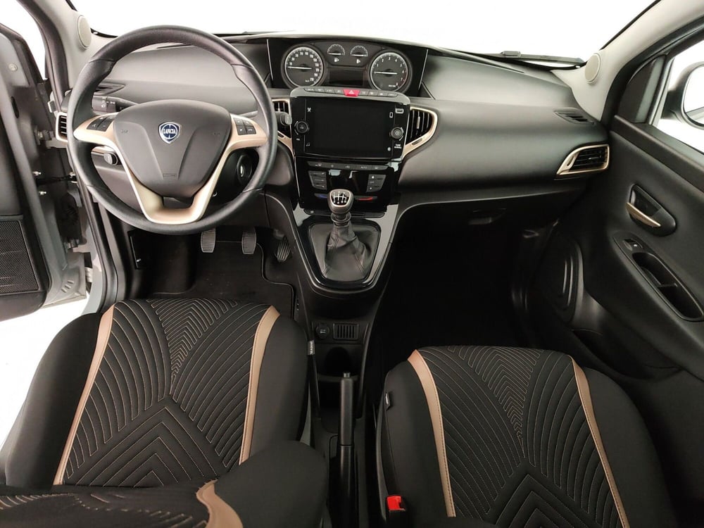 Lancia Ypsilon usata a Caserta (16)