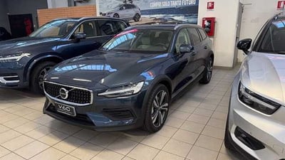 Volvo V60 Cross Country 2.0 b4 Ultimate awd auto nuova a Legnano