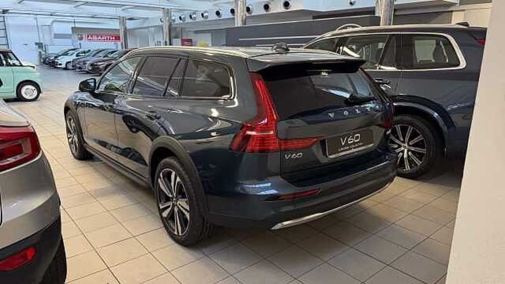 Volvo V60 Cross Country nuova a Milano (2)