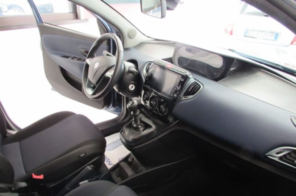 Lancia Ypsilon usata a Milano (15)