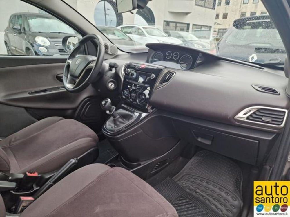 Lancia Ypsilon usata a Salerno (11)