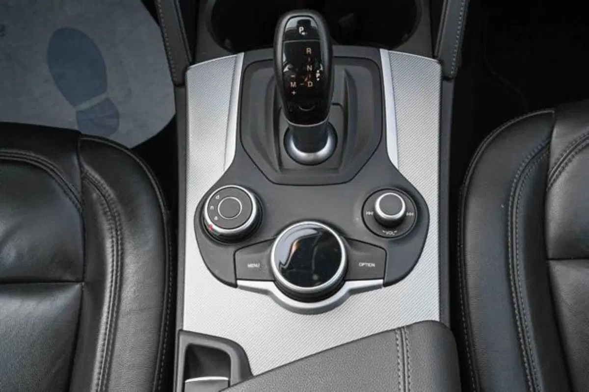 Alfa Romeo Stelvio usata a Torino (16)