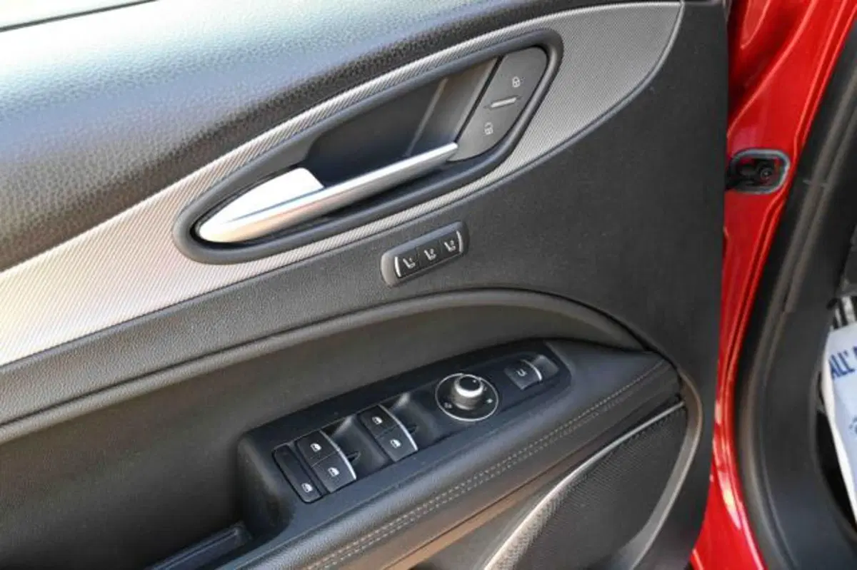Alfa Romeo Stelvio usata a Torino (18)