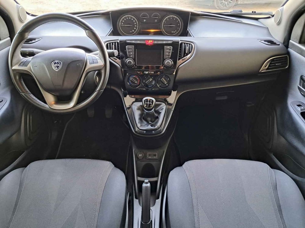 Lancia Ypsilon usata a Asti (8)