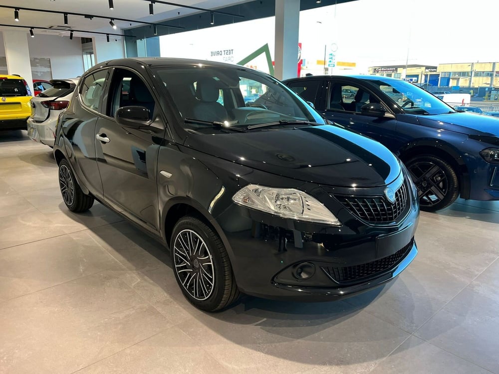 Lancia Ypsilon nuova a Milano (3)