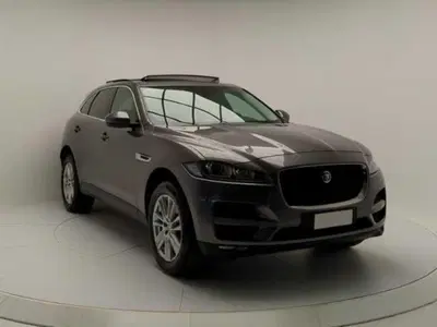 Jaguar F-Pace 2.0 D 180 CV AWD aut. Pure del 2017 usata a Pratola Serra