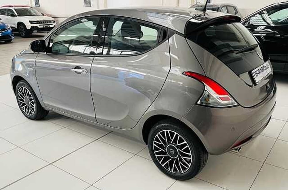 Lancia Ypsilon usata a Milano (5)