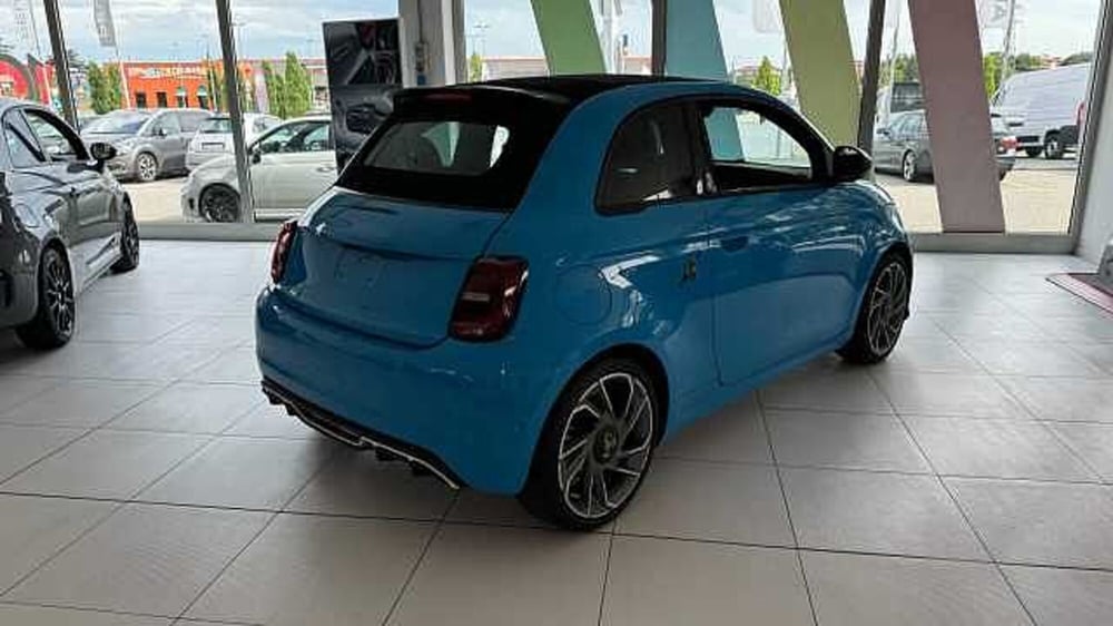 Abarth 500e Cabrio nuova a Milano (2)