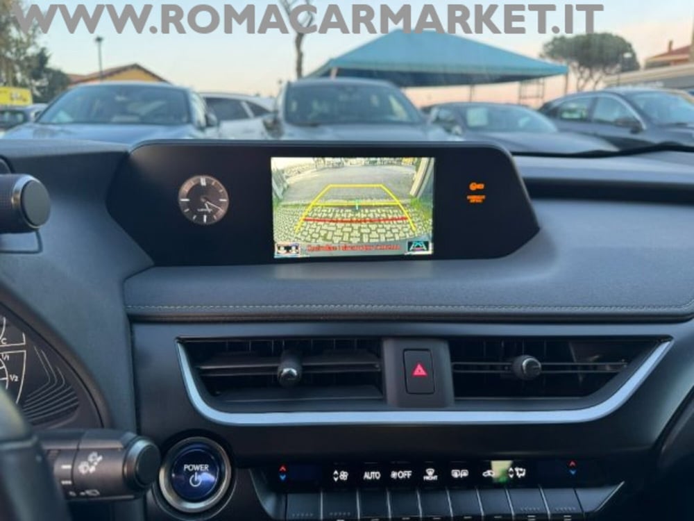 Lexus UX usata a Roma (12)