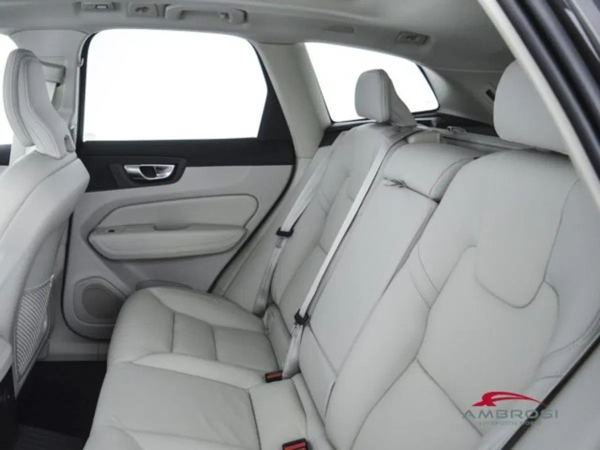Volvo XC60 nuova a Perugia (4)