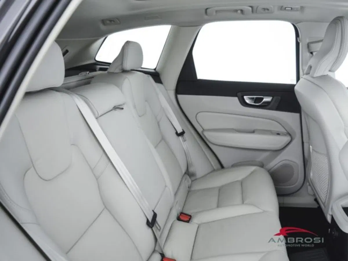Volvo XC60 nuova a Perugia (5)