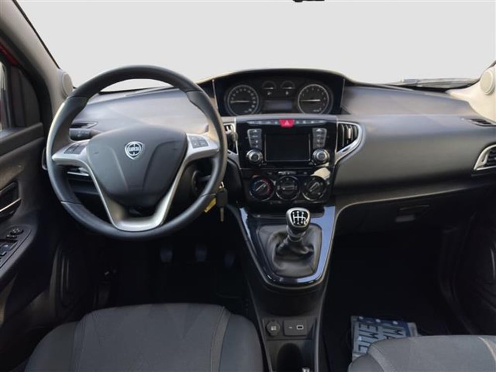 Lancia Ypsilon usata a Bologna (15)