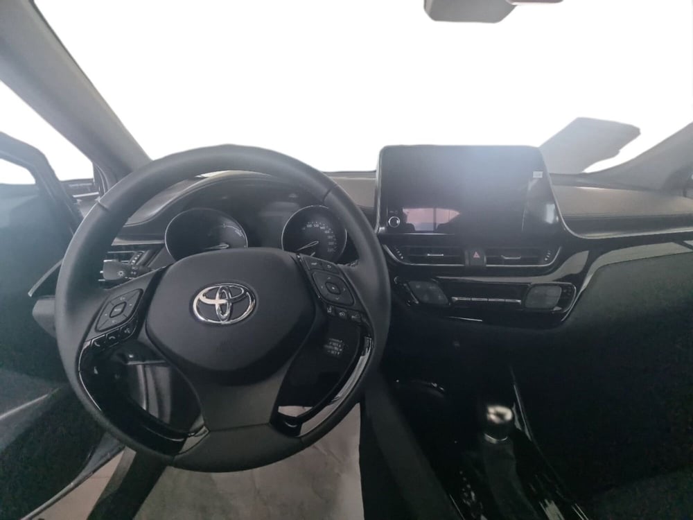 Toyota Toyota C-HR nuova a Lecce (12)