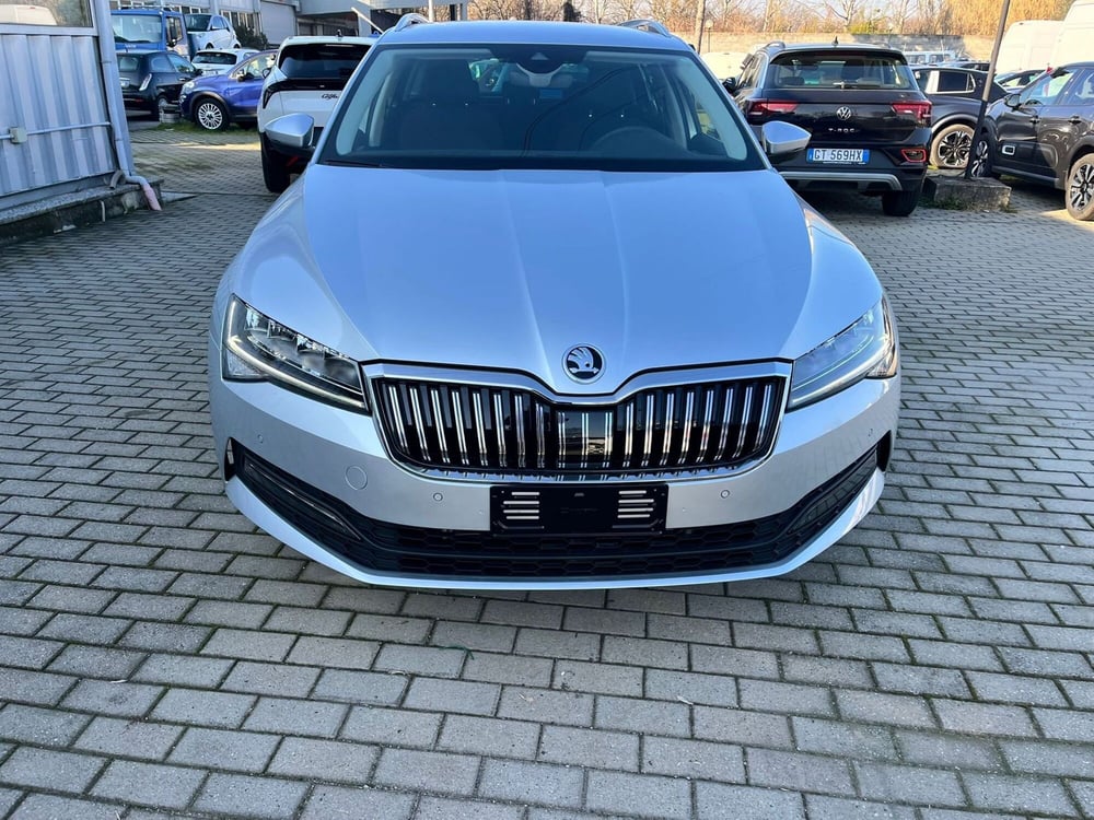 Skoda Superb Station Wagon nuova a Milano (2)