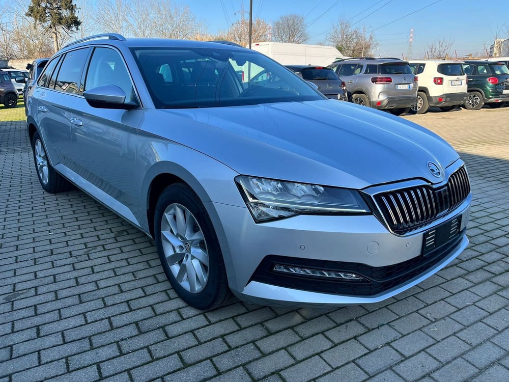 Skoda Superb Station Wagon nuova a Milano (3)