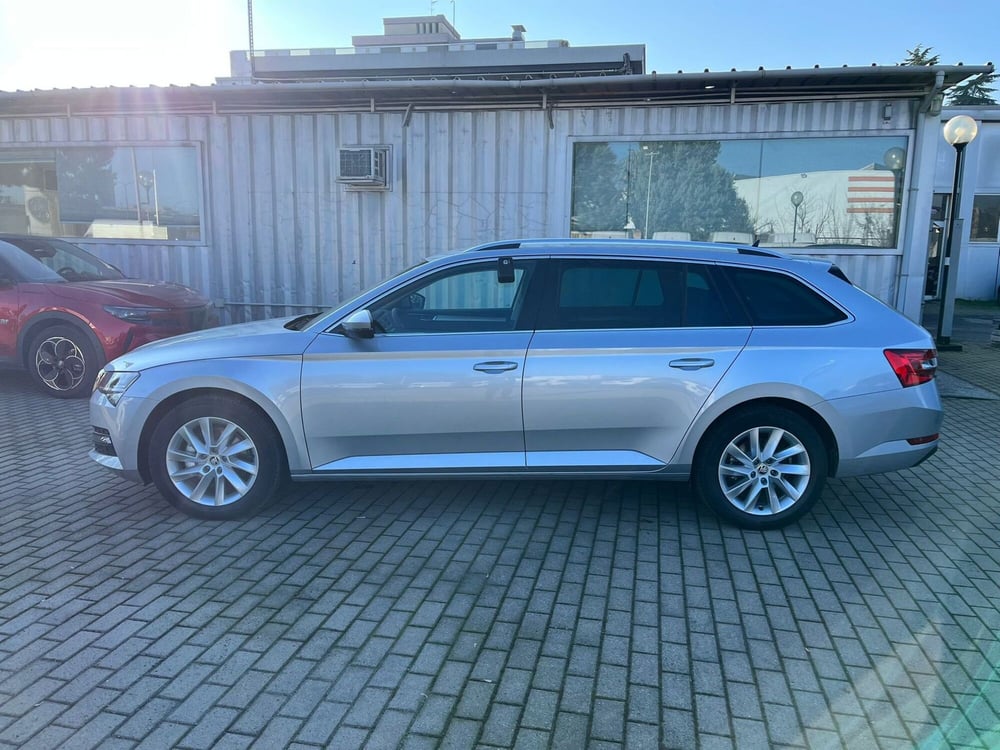 Skoda Superb Station Wagon nuova a Milano (4)