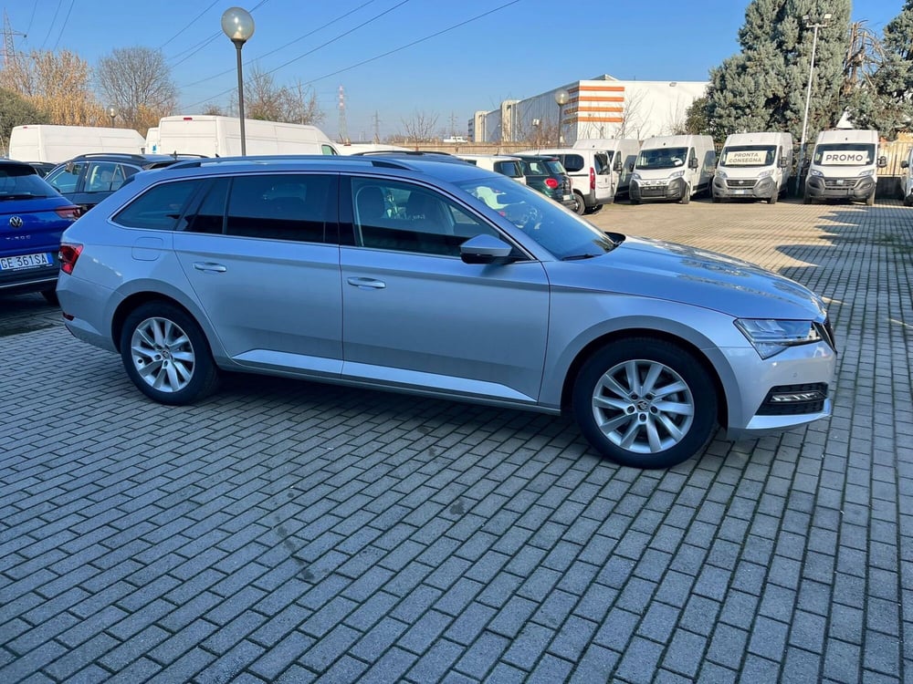 Skoda Superb Station Wagon nuova a Milano (5)