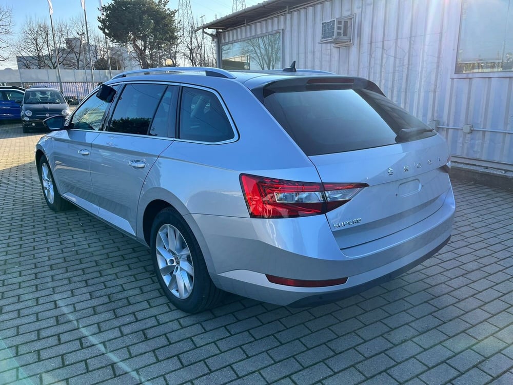 Skoda Superb Station Wagon nuova a Milano (6)