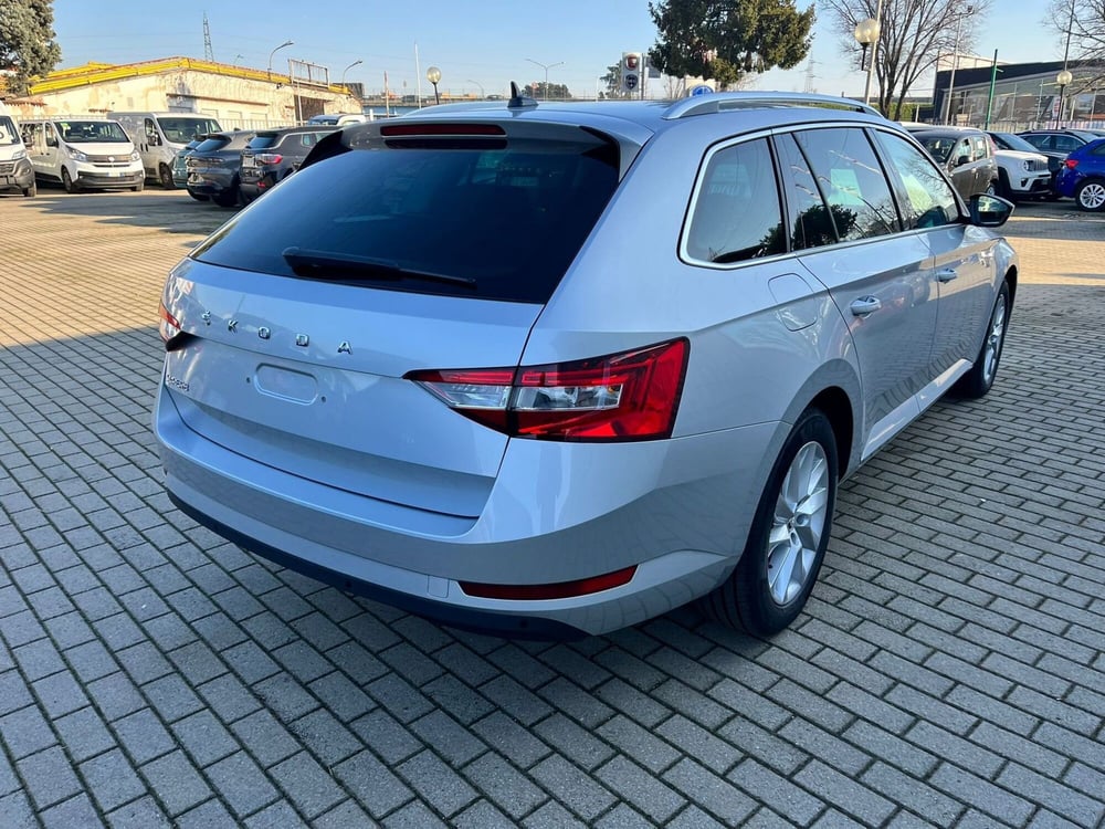 Skoda Superb Station Wagon nuova a Milano (7)