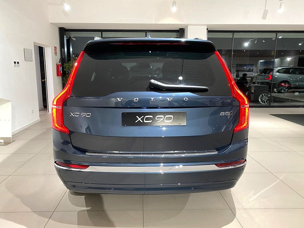 Volvo XC90 nuova a Bari (4)