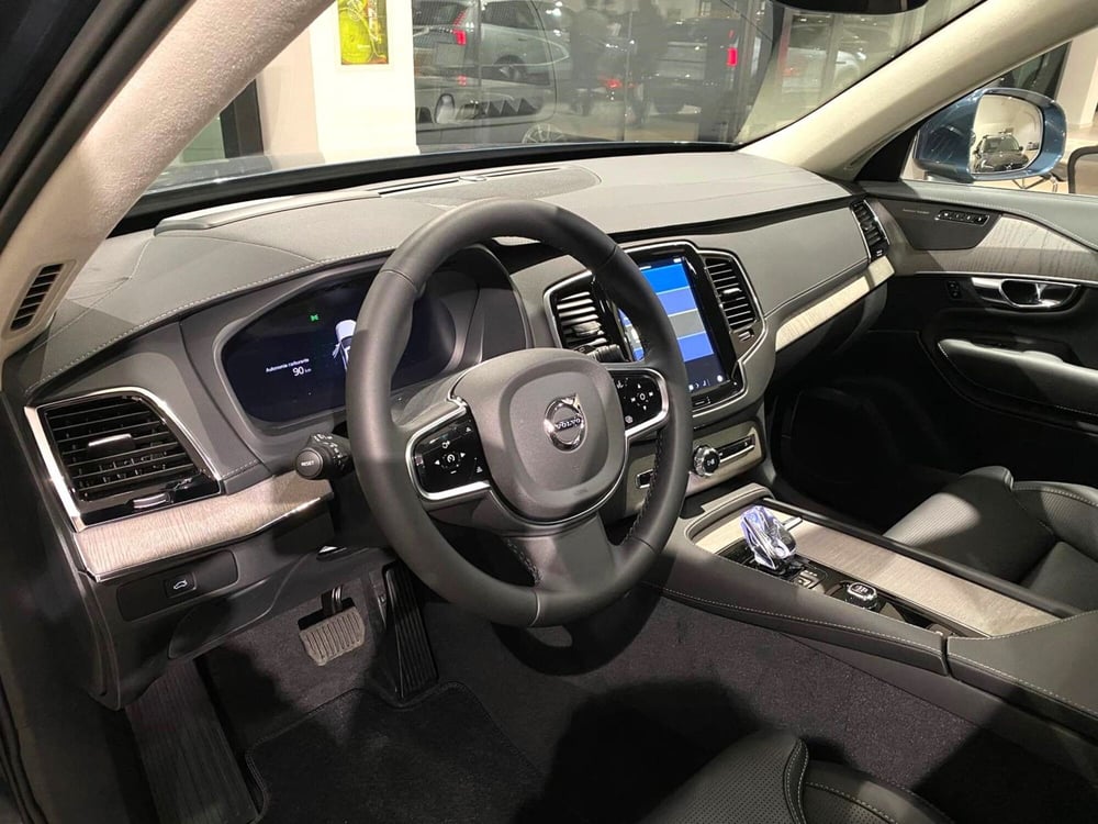 Volvo XC90 nuova a Bari (8)