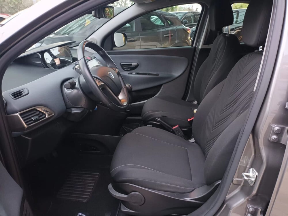 Lancia Ypsilon usata a Bari (7)