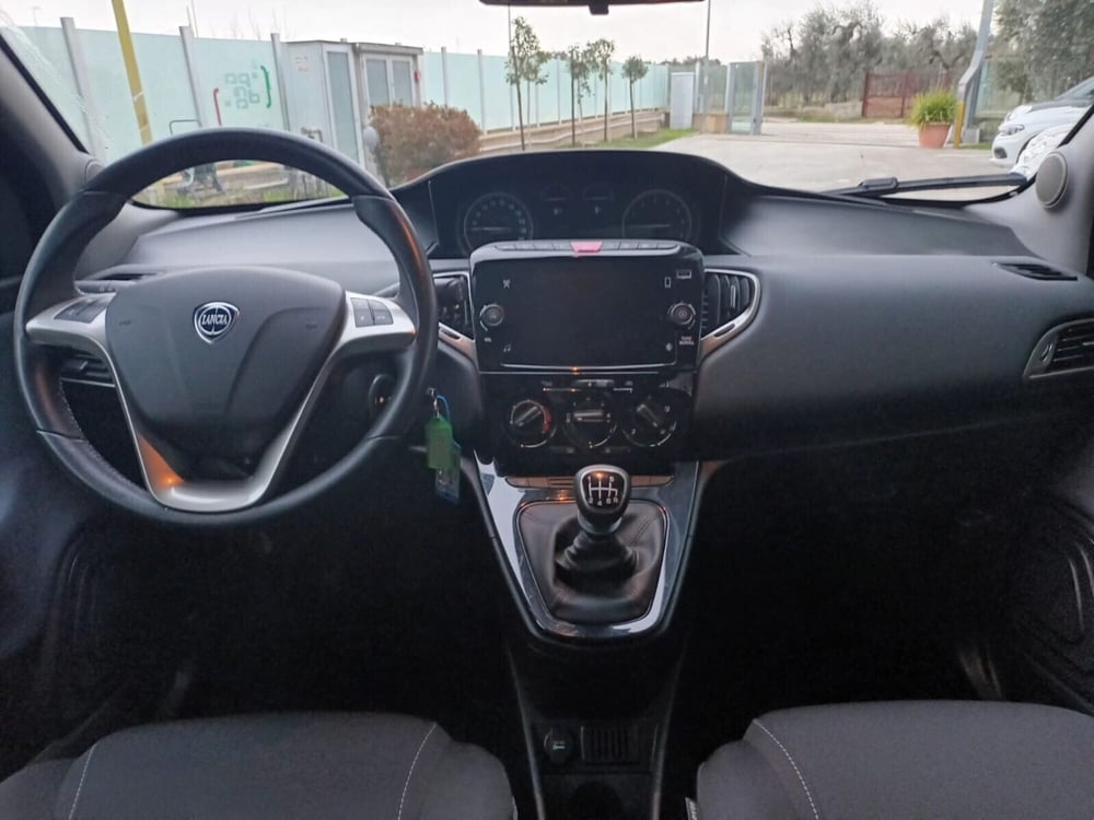 Lancia Ypsilon usata a Bari (9)