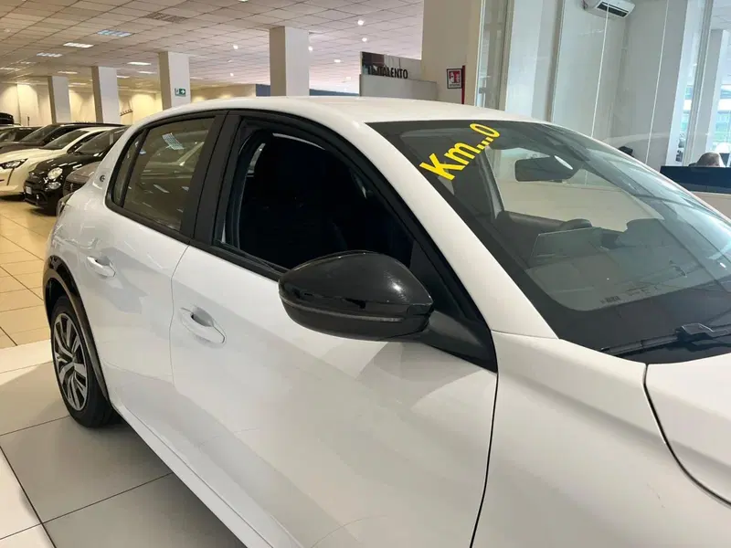 Peugeot 208 nuova a Milano (10)