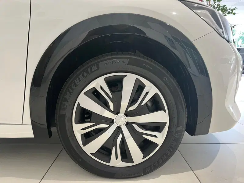 Peugeot 208 nuova a Milano (11)