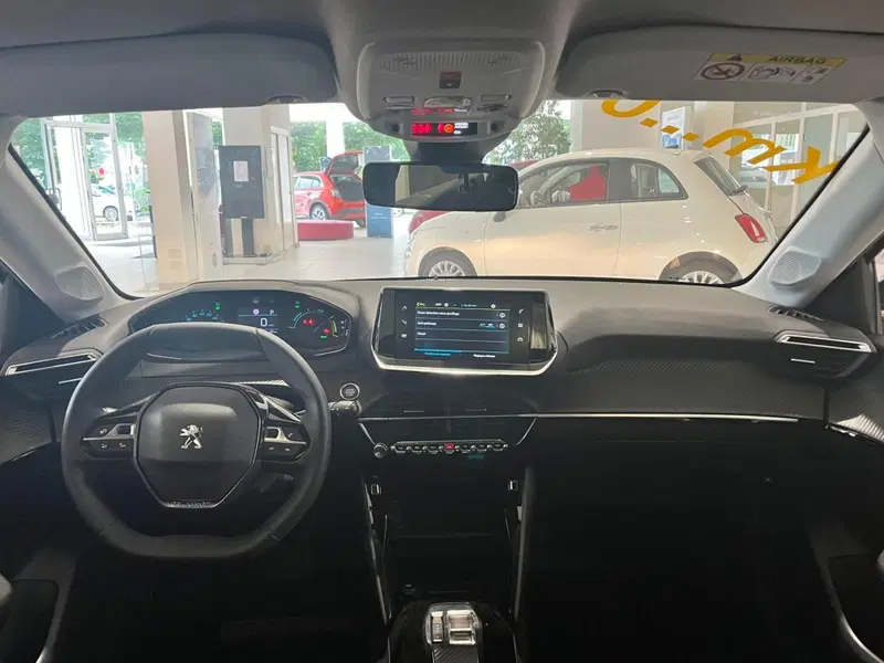 Peugeot 208 nuova a Milano (12)