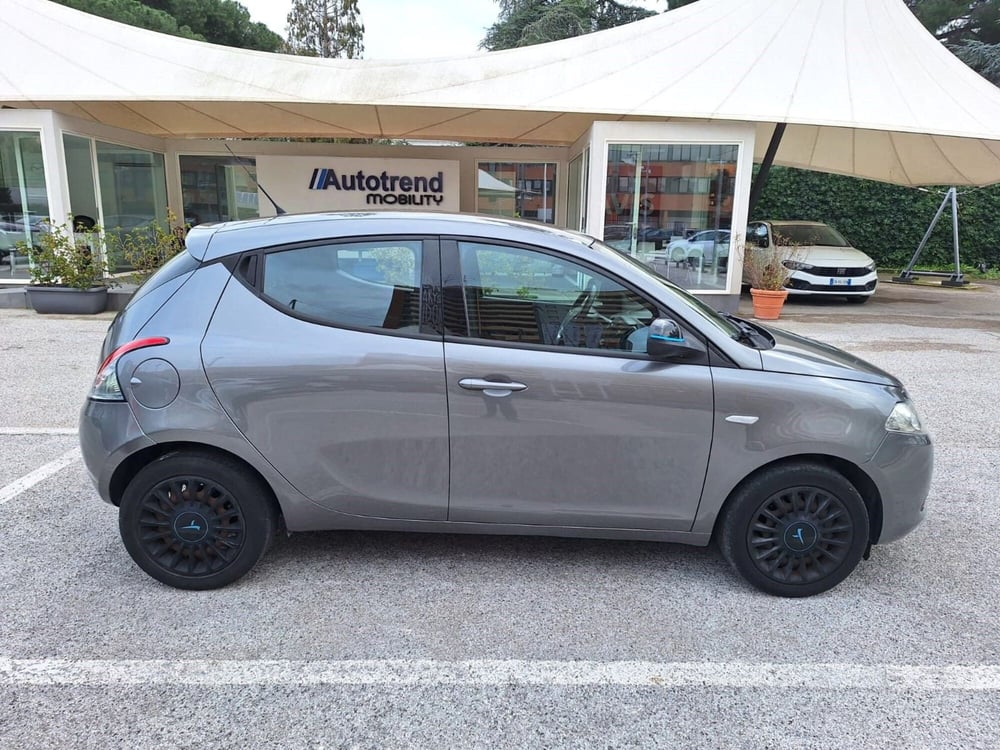 Lancia Ypsilon usata a Bari (5)