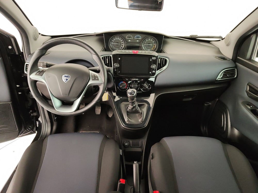 Lancia Ypsilon usata a Caserta (16)