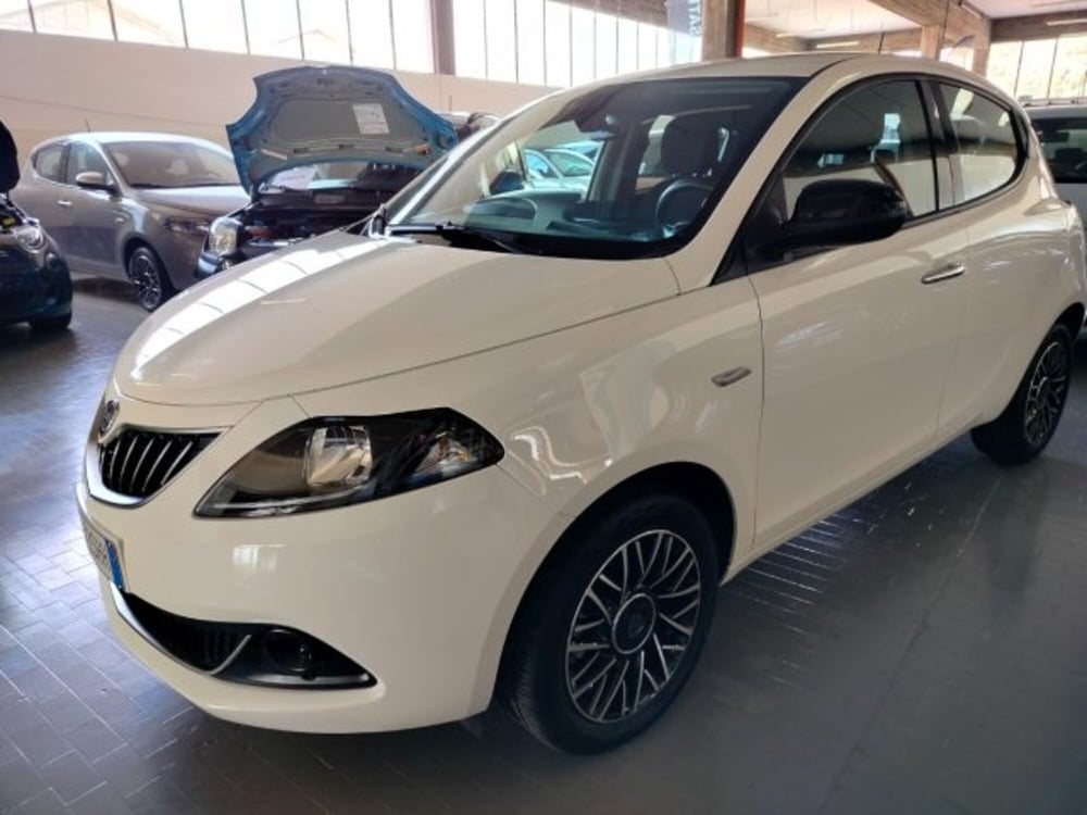 Lancia Ypsilon usata a Forlì-Cesena