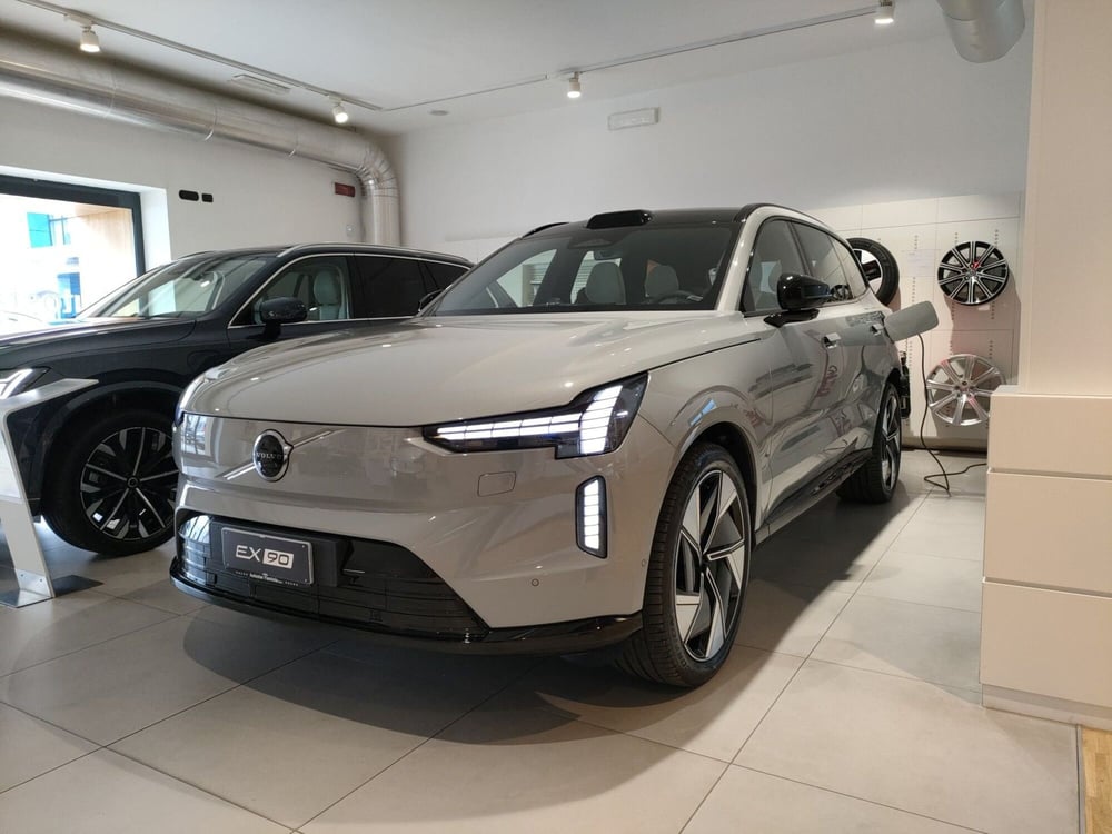 Volvo EX90 nuova a Roma