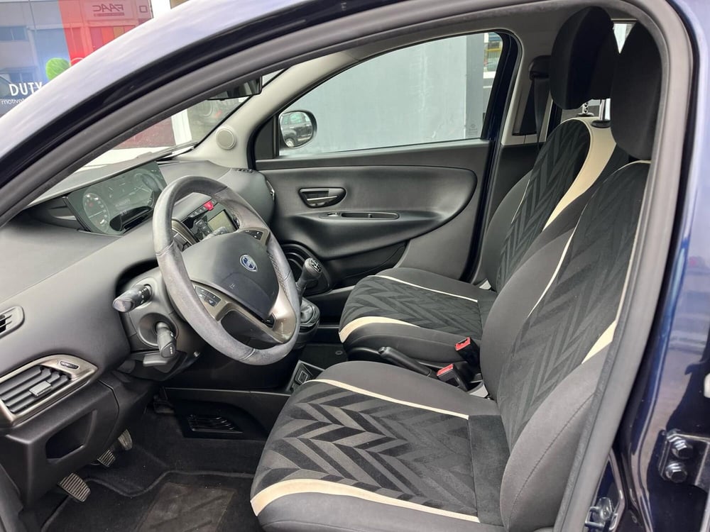 Lancia Ypsilon usata a Milano (11)