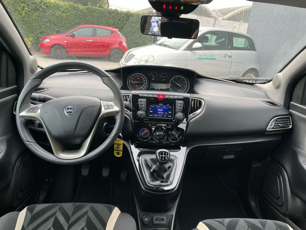 Lancia Ypsilon usata a Milano (16)