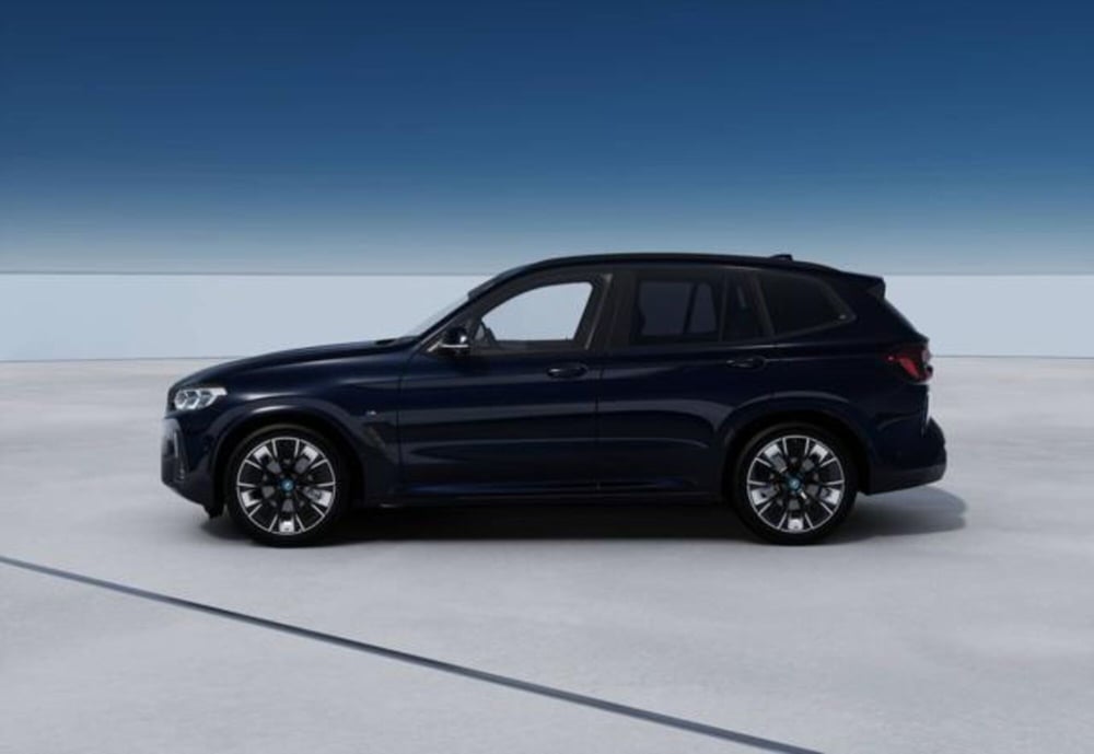 BMW iX3 nuova a Modena (4)