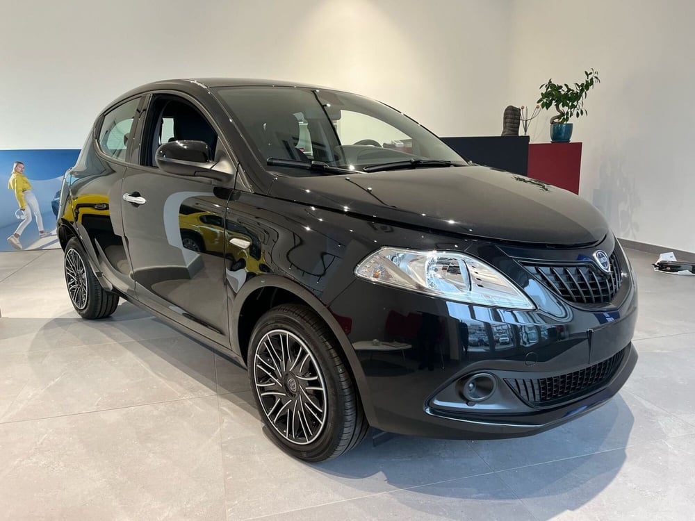 Lancia Ypsilon nuova a Milano (3)