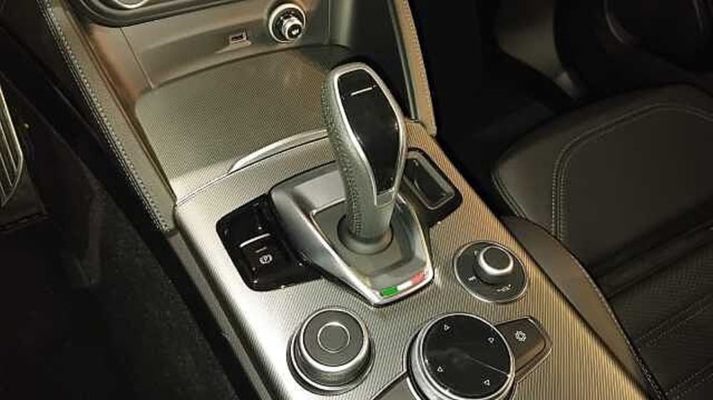 Alfa Romeo Stelvio nuova a Milano (13)