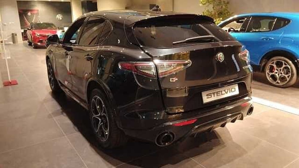 Alfa Romeo Stelvio nuova a Milano (2)